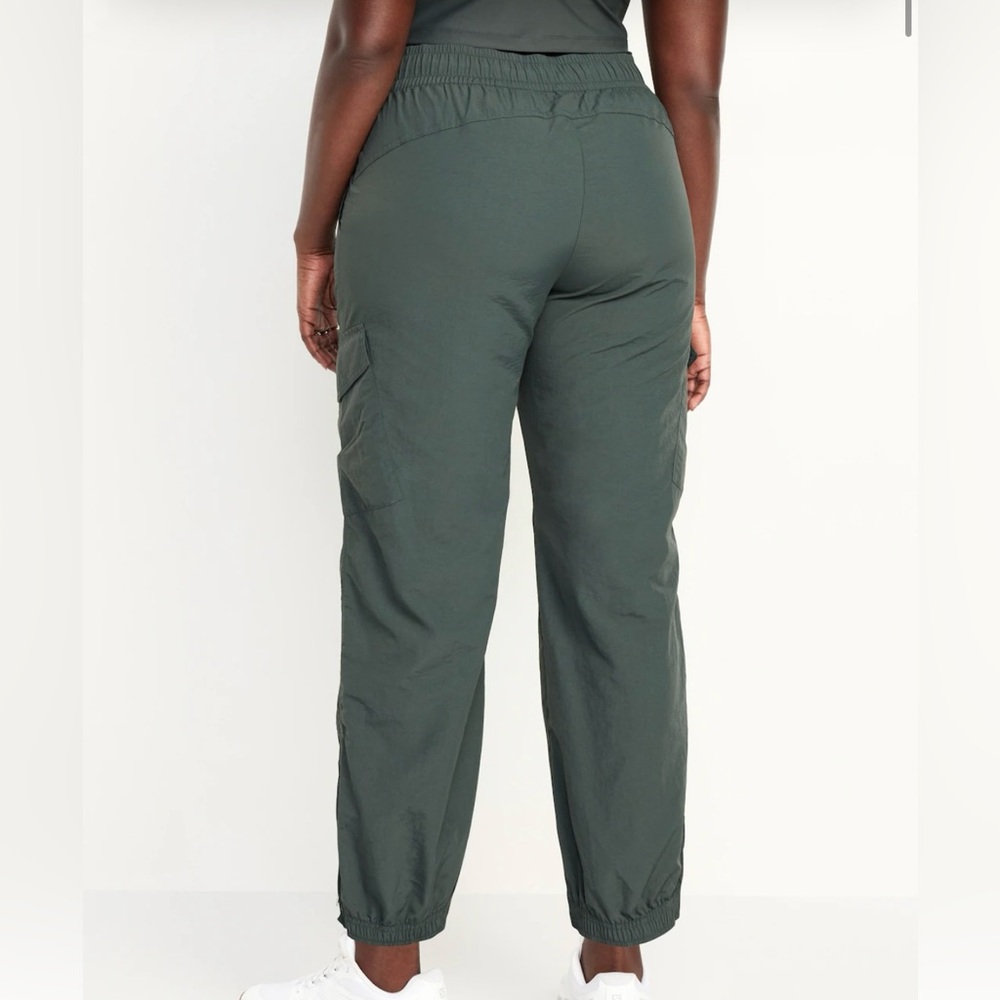 High-Waisted Ankle-Zip Cargo Joggers- size L Petite